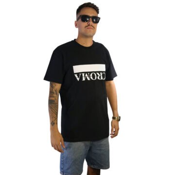 Man in black T-Shirt Croma Basic with sunglasses and tattoos.